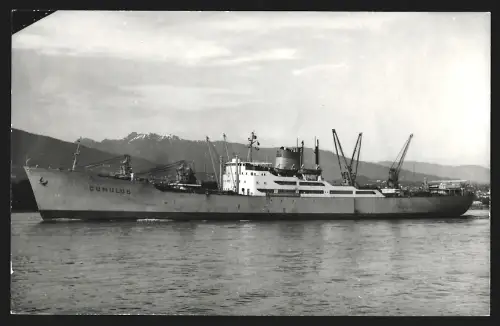 Fotografie Frachtschiff Cumulus bei Passieren einer Hängebrücke