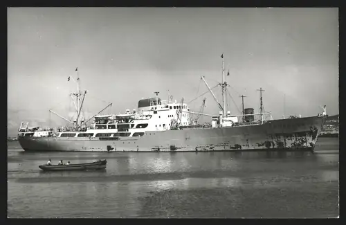 Fotografie Australisches Frachtschiff Cooranga vor der Küste