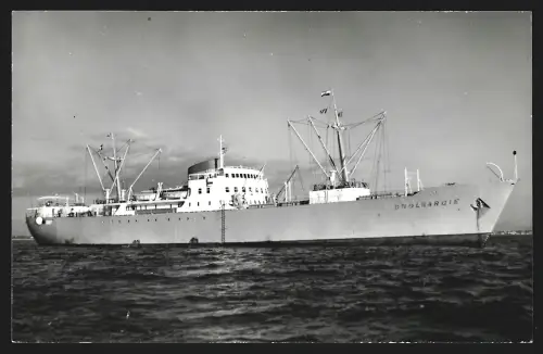 Fotografie Australisches Frachtschiff Coolgardie vor Anker liegend