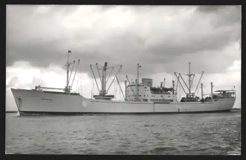 Fotografie Schwedisches Frachtschiff Sabang von 1955 in Fahrt vor der Küste