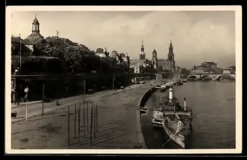 AK Dresden, Brühlsche Terrassen, Hofkirche, Dampfer an der Elbe