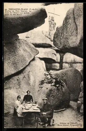 AK Trégastel-Plage /C.-du N., Rocher du Père Eternel, La Cour de l`Ermite