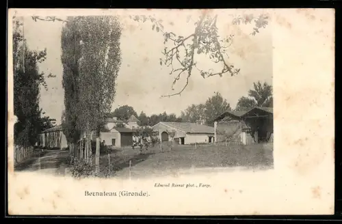AK Bernateau /Gironde., Dorfstrasse mit Gehöften