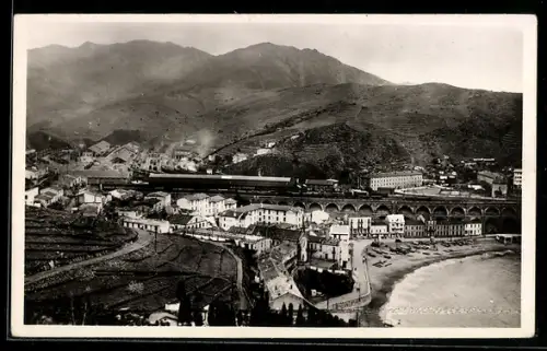 AK Cerbère /Pyr.-Or., La plage et la gare vues de la Route d`Espagne