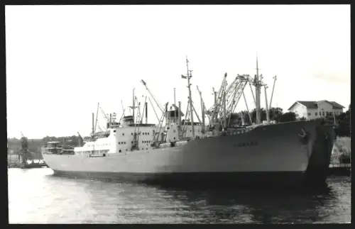 Fotografie Schwedisches Frachtschiff Canada im Hafen neben anderem Frachtschiff festgemacht