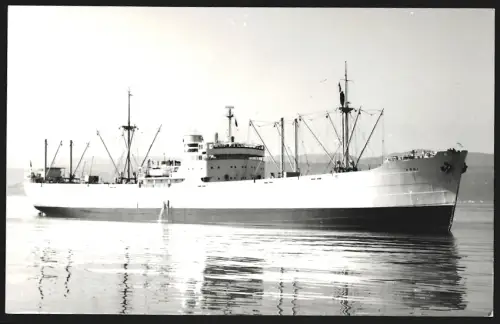 Fotografie Schwedisches Frachtschiff Aggi in Ballast vor der Küste