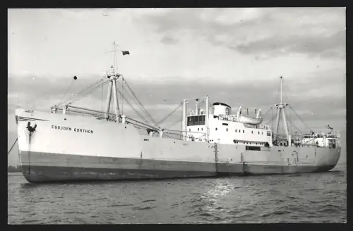 Fotografie Schwedisches Frachtschiff Esbjorn Gorthon von 1954 in Ballast vor Anker liegend