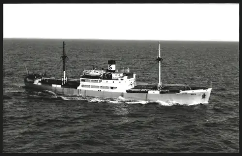 Fotografie Frachtschiff Birka hat Ölfasser geladen