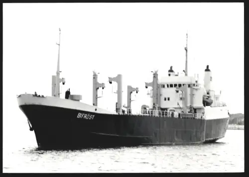 Fotografie Frachtschiff Bifröst bei langsamer Fahrt