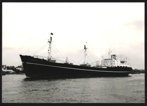 Fotografie Frachtschiff Tönsberg in einer Hafeneinfahrt