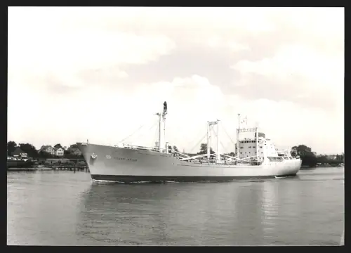 Fotografie Frachtschiff Höegh Belle in einer Hafeneinfahrt