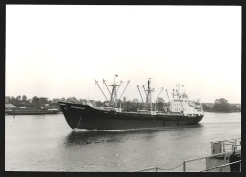Fotografie Frachtschiff Seadrake in einer Hafeneinfahrt