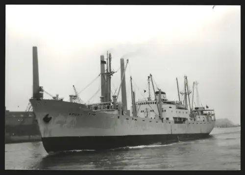Fotografie Frachtschiff Spurt kreuzt vor Industrieanlagen