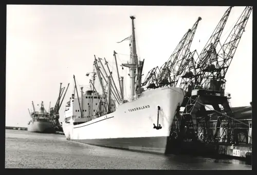 Fotografie Frachtschiff Tundaland liegt am Hafenquai