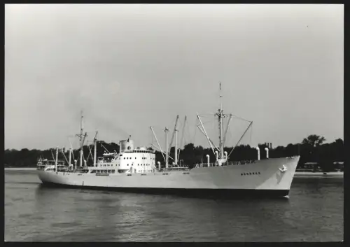Fotografie Frachtschiff Benares bei langsamer Fahrt in einem Kanal