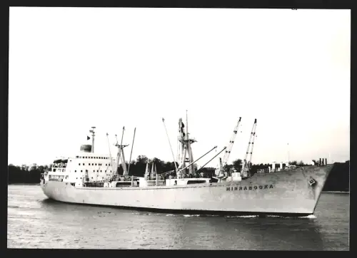 Fotografie Frachtschiff Mirrabooka in einem Schifffahrtskanal
