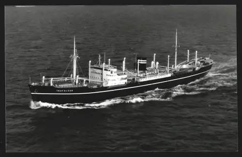 Fotografie Frachtschiff Trafalgar bei voller Fahrt auf See