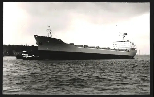 Fotografie Frachtschiff Höegh Trader mit Schlepper vor dem Bug