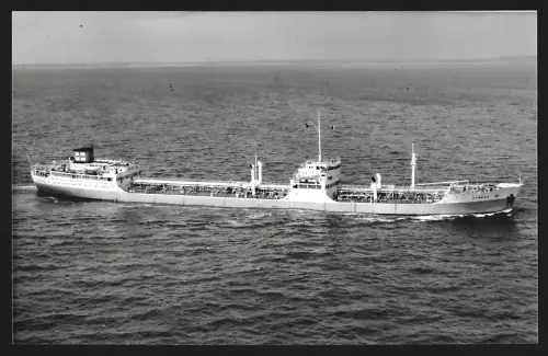 Fotografie Tankschiff Janega voll beladen auf See