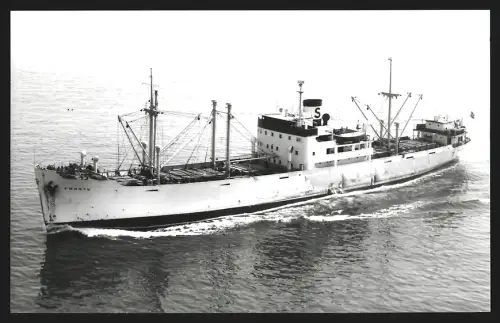 Fotografie Frachtschiff Froste fährt unter schwedischer Flagge