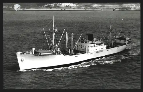 Fotografie Frachtschiff Siwa kreuzt vor einer Hafenmole