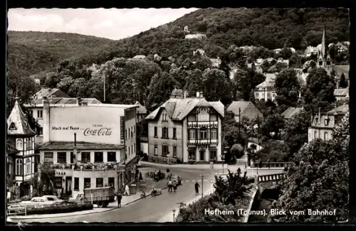 AK Hofheim /Taunus, Blick vom Bahnhof, Geschäftshaus mit Coca-Cola-Werbung, Stadtansicht