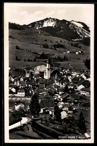 AK Nesselwang i. Allgäu, Ortsansicht mit Kirche und Alpenpanorama