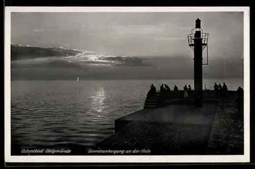 AK Stolpmünde, Leuchtturm an der Mole bei Sonnenuntergang
