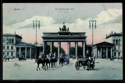AK Berlin, Brandenburger Tor mit Kutschen