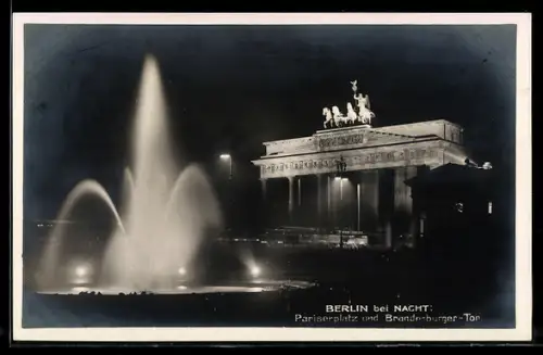 AK Berlin, Pariser Platz und Brandenburger Tor bei Nacht