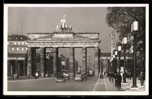 AK Berlin, Brandenburger Tor, Durchblick nach Unter den Linden
