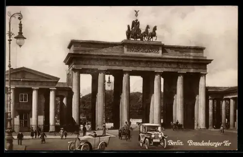 AK Berlin, Kutsche vor dem Brandenburger Tor