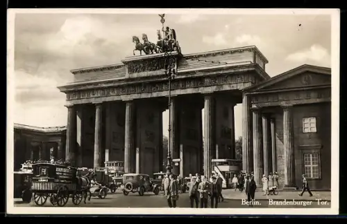 AK Berlin, Strassenverkehr vor dem Brandenburger Tor