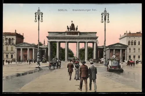 AK Berlin, Brandenburger Tor mit Passanten und Strassenreinigung BSR