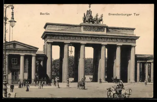 AK Berlin, Passanten am Brandenburger Tor