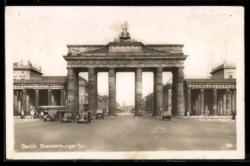 AK Berlin, Brandenburger Tor mit Autoverkehr