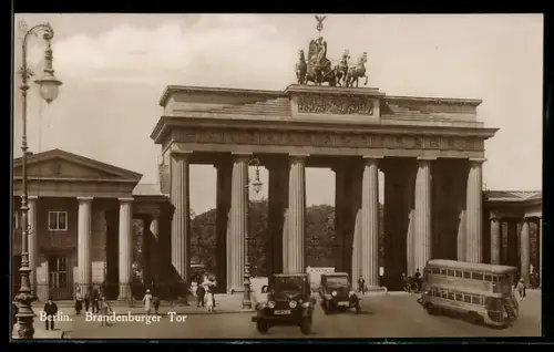 AK Berlin, Brandenburger Tor mit Passanten