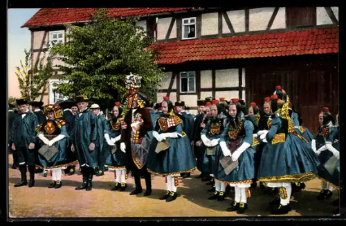 AK Hessische Trachten, Hochzeitspaar und Gäste vor dem Kirchgang