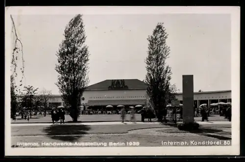 AK Berlin, Internationale Handwerks-Ausstellung 1938, Internationale Konditorei, Besucher im Terrassenlokal