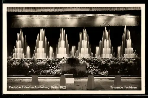 AK Berlin, Deutsche Industrie-Ausstellung 1952, beleuchtete Fontänen
