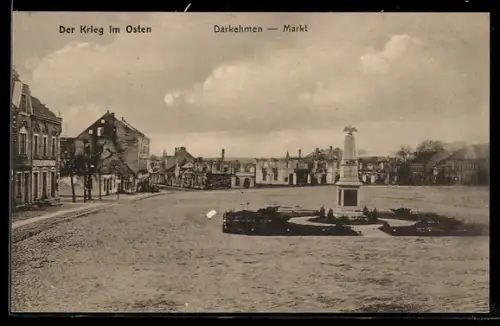 AK Darkehmen, Denkmal auf dem Markt