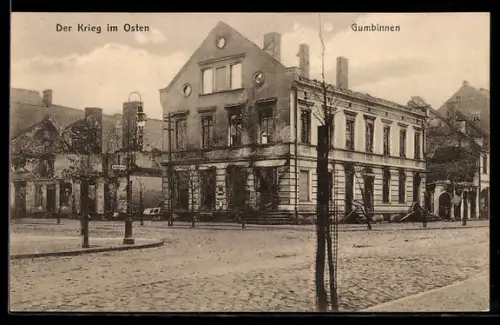 AK Gumbinnen, Der Krieg im Osten, Strassenpartie mit zerstörtem Haus