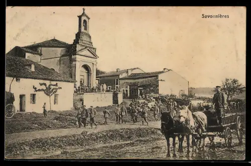 AK Savonnieres, Deutsche Besetzungssoldaten in Uniform bei der Kirche