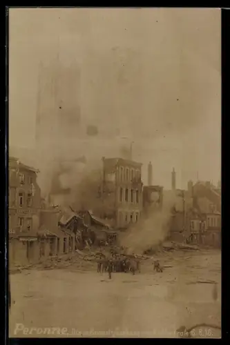 AK Peronne, die in Brand geschossene Kathedrale 1916