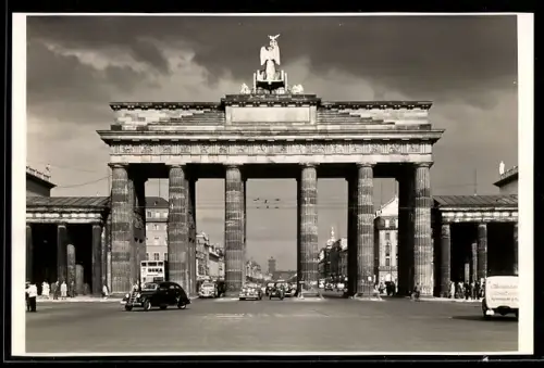 AK Berlin, Blick durch das Brandenburger Tor zum Roten Rathaus