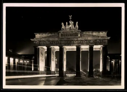 Foto-AK Berlin, Brandenburger Tor bei Nacht