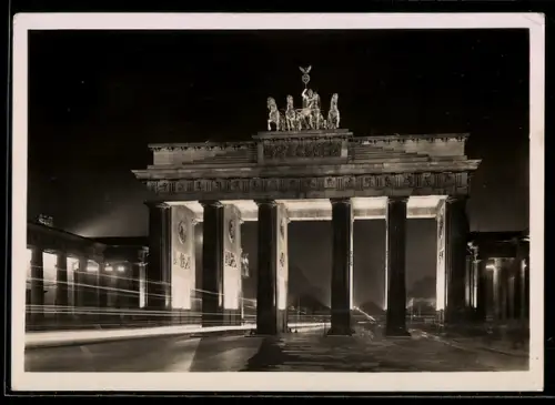 Foto-AK Berlin, Brandenburger Tor bei Nacht