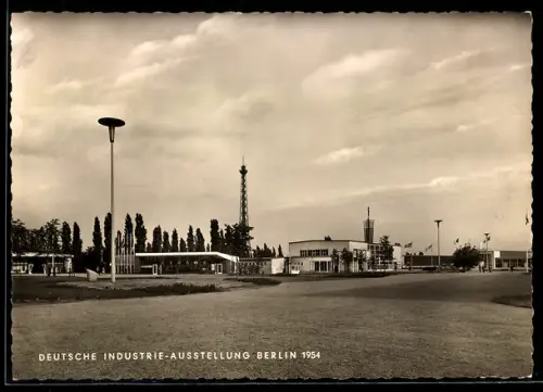 AK Berlin, Deutsche Industrie-Ausstellung 1954, Ausstellungsgelände mit Pavillon Canadas