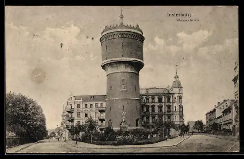 AK Insterburg, Wasserturm an der Strasse