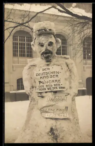 Foto-AK Schneeplastik in Form von Poincaré, Der Deutschenhasser soll vergehen wie der Schnee, Januar 1923